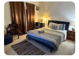 Cool CAR DEPENDENT room with TV, hotel en Richmond