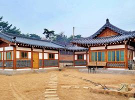 홍성군 편백나무 남당한옥, hotel in Hwangdo