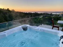 Nestled in Nature 3 Bedroom Treetop Retreat with Spa Pool & Sauna