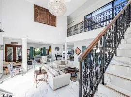 Lakeside Luxe Modern 5BR Retreat