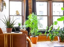 Prime Location Top Rated Clean Parking Free!, apartment in Columbus