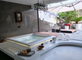Penthouse Montecarlo style with lounge pool