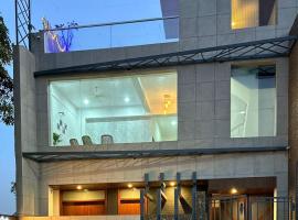 Elegant 6 Bedroom Homestay Near Taj Mahal - Vegetarian, hotel a Agra