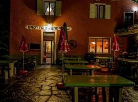 Grotto Zendralli, bed and breakfast en Roveredo