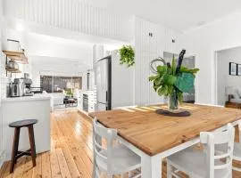 Amaroo - Pet Friendly - 2 Mins Walk to Beach - Outdoor Fireplace