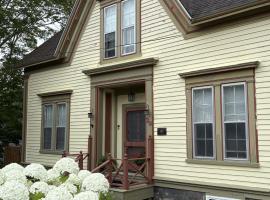 Downtown Digby-Harborview Heritage House 1838-King Suite, hotel em Digby
