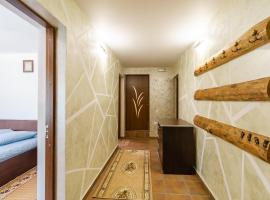 La Conacul Dintre Munți, hotel em Broşteni