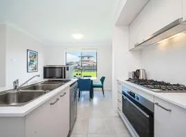 Warm cozy 5Br house near train station & Coles