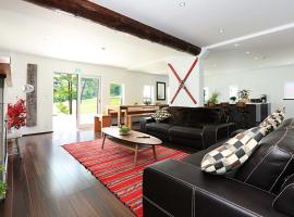 Hakuba Slopeside Chalet, hotel en Otari