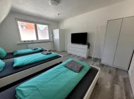 Fischer Apartment 2 - geräumige Monteurs- & Ferienwohnung mit 4 Schlafzimmern - neu renoviert mit privater Terrasse, Smart-TV & voll ausgestatteter Küche - ideal für Arbeit, Gruppen & Familien