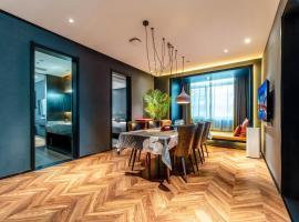 Hidden Art Designer Hotel & Suites -Expansive 2&3-Bedroom Gathering Suites - Near Xi'an Drum Tower & Yongning Gate & Xi'an Museum-Free Laundry Luggage Storage -Freshly Crafted Coffee -24H Front Desk - Cats Cuddle Zone, hotel in Xi'an