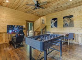 Little Creek Cabin - Game Room with Media Space, Outdoor TV Lounge, Hot Tub + Firepit, Hotel in Blue Ridge