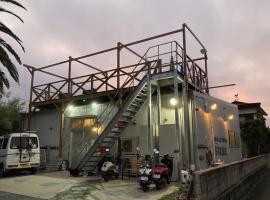 Hostel und Kitchen GOTOBASE, hotel na praia em Enokizu