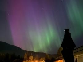 Beautiful home near City centre!, hotel v destinaci Kitimat
