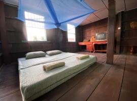 Lazy Mango Home Stay，Phumĭ Poŭthĭ M&acirc; Srei的有停車位的飯店