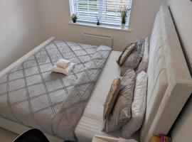 Spacious Room With Kingsize Bed, δωμάτιο σε οικογενειακή κατοικία σε Dinnington