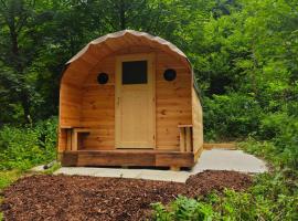 Hobbit Hütte am Bach ohne Bettwäsche, κάμπινγκ σε Kirchensittenbach
