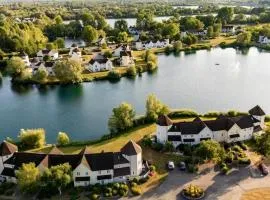 Swans Rest Lakeside Retreat with Kayaks & Hot Tub