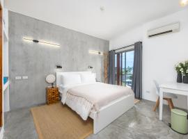 NEW 2 bedrooms condo on Bangrak beach, готель у місті Nathon Bay