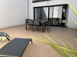 Maison rénovée 4 pièces au cœur de St Pierre d'Oléron avec terrasse, proche commerces, 6 couchages - FR-1-246A-137