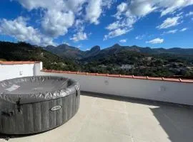 Vista para montanhas, lareira e hidromassagem