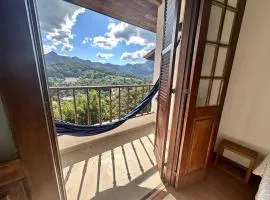 Vista para montanhas, lareira e hidromassagem