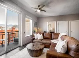 Deluxe 2BR Convention Center Gym, Pool, Htub, Pkg