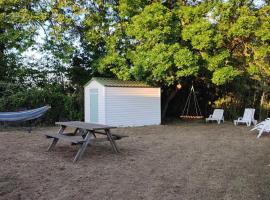 Mobil-home climatis&eacute; dans parc r&eacute;sidentiel avec piscine، مكان تخييم فخم في Saint-Cyr-en-Talmondais