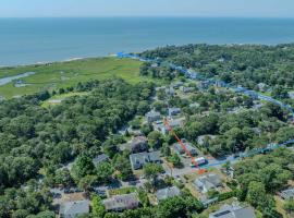 Updated Beach House Deck Outdoor Shower!, pet-friendly hotel in Chatham