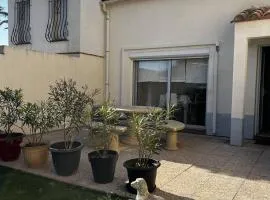 Maison de vacances moderne et pratique : WiFi, clim, parking et cour privée