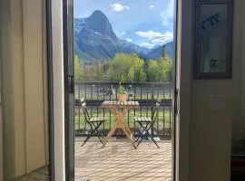 Casa de Luna by Canadian Rockies Vacation Rentals