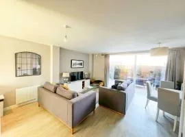 Deluxe Apartment near Cabot Circus w Parking sleeps 5