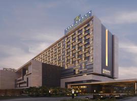 The Leela Ambience Convention Hotel Delhi, hótel í Nýja Delí