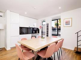 Entire House with 4 Master Suites & Backyard - Central Location，位于加亚新城的酒店