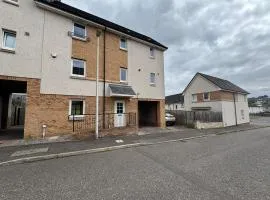 DONALD'S Townhouse - INVOICE and REDUCED PRICE only via ORION SHORT STAYS DUNDEE, 4 Room, 3 bath, Ring Road Access, Fully Equipped, Free Parking - Freshly Renovated
