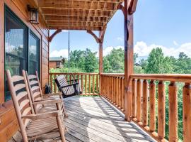Gatlinburg Cabin with Private Hot Tub by Staycating Partners, Hotel in Gatlinburg