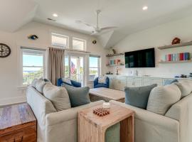 Walk to Beach: Southern Shores Retreat w/ Hot Tub, ξενοδοχείο σε Kitty Hawk