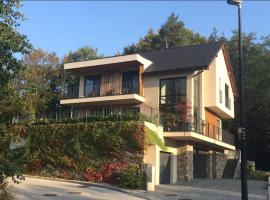 Villa close to Ljubljana - city and mountain hiking hub, hotel in Zgornje Gameljne