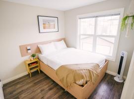 Cozy & Stylish Laneway suite, hotel con estacionamiento en Regina