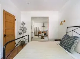 Posh Local 2BR - Boutiques & Eateries