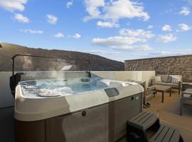 Brand New Desert Cliff - Sleeps 20 Guests, Hotel in Hurricane