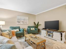Coastal Clipper - Charming 2 BDR Walk to Beach، فندق في سانت أوغيستين