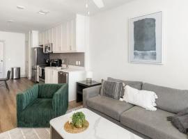 Landing at The Gallery - West Huntsville，位于亨茨维尔的酒店