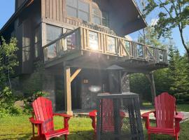 Chalet Inukshuk Luxury Log Cabin with Spa Lake View and Club Access near Mont Tremblant, hotel in Lac-Superieur