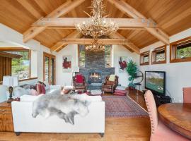 Luxury Mountain Chalet Deck w BBQ & Lake Views, hotel v destinaci Tahoe City