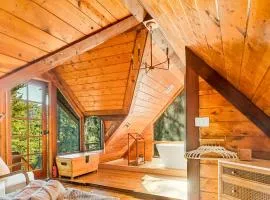 Cute Romantic Cabin With Hot Tub 5 Min from Lake