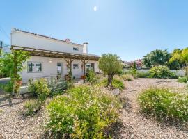 Quiet 2BR House w/ Garden – Near Beach | By Airnest, hotel in Charneca