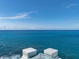 Oceanfront Vintage Retreat in Kailua-Kona, hotel in Kailua-Kona