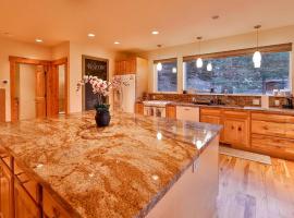 The Elevator House - Sleeps 10, hotel a Stateline