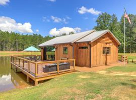 Upscale Cabin Comfort in Thomaston with 2 Decks!, ξενοδοχείο σε Thomaston